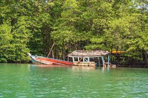 visvangst schip wrak Aan klong chao rivier- Aan koh goed eiland Bij trat thailand.koh goed, ook bekend net zo ko kut, is een eiland in de golf van Thailand foto