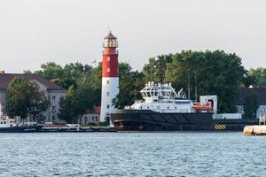 vuurtoren in zeehaven. mooi russisch baltiysk baken. schone blauwe lucht. foto