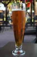 glas van lager bier Aan een tafel foto