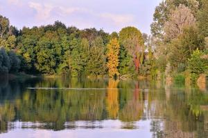 visie van toneel- bossen en rivier- foto