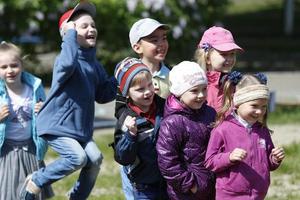 Wit-Rusland, de stad van gomil, mei 16, 2016. kleuterschool. een groep van kinderen in kleuterschool of elementair school- Speel buitenshuis. foto