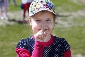 Wit-Rusland, de stad van gomil, mei 16, 2016. kleuterschool. een weinig meisje shows een spin Aan haar vinger. foto