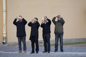 Moskou, Rusland, oktober 27, 2018. stad straat. Chinese toeristen nemen afbeeldingen van bezienswaardigheden. foto