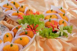 kroket kentang is een traditioneel tussendoortje van Indonesië. geserveerd in houten bord met groen chili. heerlijk Indonesisch traditioneel kroket kentang met chili foto