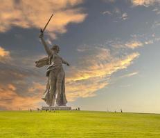 Volgograd, Rusland - 12 juli 2022 - de moederland monument in volgograd in zonsopkomst. foto