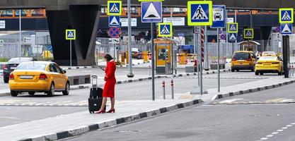 kamtsjatka, Rusland - juli 16, 2022- de vrouw vlucht begeleider vertrekken een hotel nl route naar de luchthaven foto