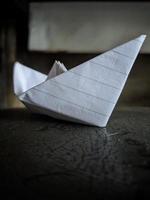 de kunst van vouwen papier in de vorm van een boot, origami foto