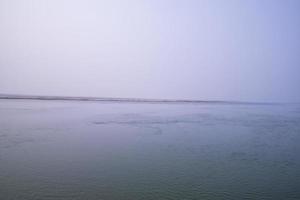 padma rivier- blauw water en zand eiland met blauw lucht mooi landschap visie foto