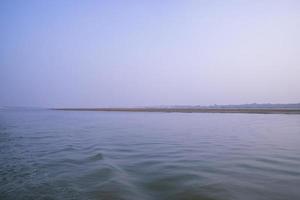 padma rivier- blauw water en zand eiland met blauw lucht mooi landschap visie foto