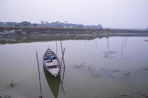 landschap visie van houten visvangst boten Aan de bank van de meer foto