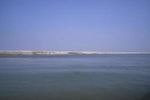 padma rivier- blauw water en zand eiland met blauw lucht mooi landschap visie foto