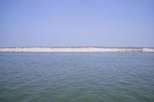 padma rivier- blauw water en zand eiland met blauw lucht mooi landschap visie foto