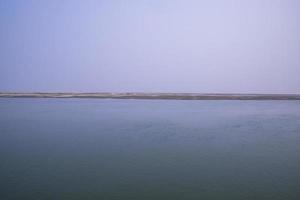 padma rivier- blauw water en zand eiland met blauw lucht mooi landschap visie foto