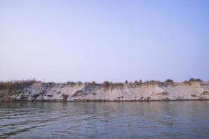 padma rivier- blauw water en zand eiland met blauw lucht mooi landschap visie foto