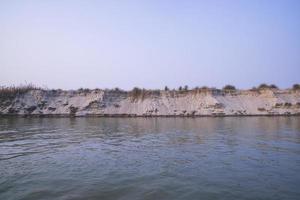 padma rivier- blauw water en zand eiland met blauw lucht mooi landschap visie foto