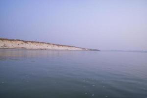 padma rivier- blauw water en zand eiland met blauw lucht mooi landschap visie foto