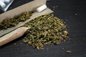 dichtbij omhoog van marihuana, hennep indica Aan houten achtergrond.drugs verdovend concept. foto