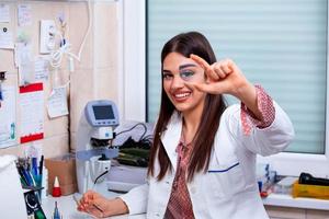 Gezondheid zorg, geneeskunde en visie concept.professioneel oogheelkunde instrument in kliniek kantoor en optiek. foto