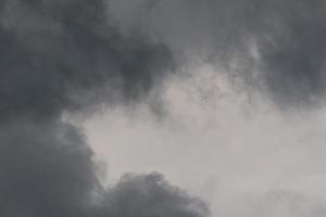 stormachtig weer en donker wolken foto