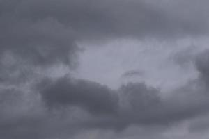 stormachtig weer en donker wolken foto