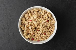 muesli in wit kom Aan donker tafel. foto