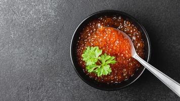 rood Zalm kaviaar met peterselie in een kom foto