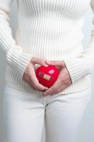 vrouw Holding rood hart vorm geven aan. zwangerschap, voortplantings- systeem, menstruatie, en gynaecologie concept foto