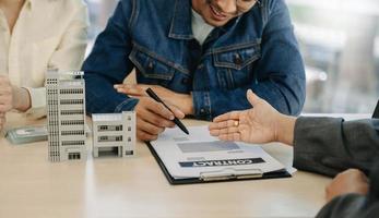 klanten wie Kiezen naar kopen een condominium kamer en een bank goedkeuren een lening voor hun aankoop. condominium en huis lening interesseren tarief van bank concept foto