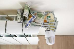 radiator en geld. de concept van betaling voor verwarming. foto