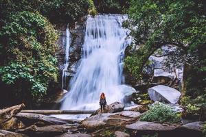 vrouwen reizen. vrouw Azië reizigers reizen natuur bossen, bergen, watervallen. reis siliphum waterval in chiangmai, in thailand. foto