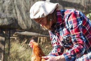 portret van een Argentijns boerderij arbeider vrouw met een kip foto