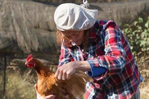 portret van een Argentijns boerderij arbeider vrouw met een kip foto