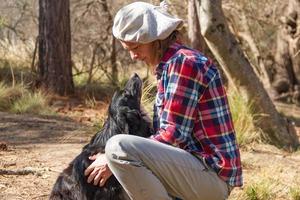 portret van een vrouw boerderij arbeider met haar hond foto