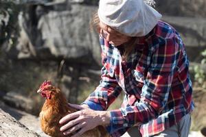 portret van een Argentijns boerderij arbeider vrouw met een kip foto