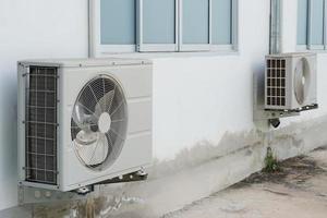 buitenshuis lucht staat eenheid compressor installeren buiten huis muur. concept, toestel voor kantoor en huis. divers merken naar kopen in Thailand. duurzaam en redelijk prijs . foto