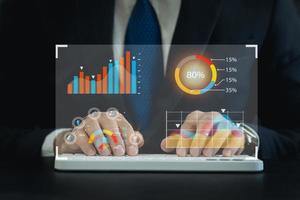 bedrijf Mens vervelend pak werken Aan laptop en naar slim digitaal afzet Aan virtueel scherm, analyses de werken met digitaal realiteit grafiek. bedrijf technologie diagram analyse concept. foto