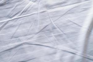 wit bed linnen helling structuur wazig kromme stijl van abstract luxe stof, gerimpeld bed linnen en donker grijs schaduwen, achtergrond foto