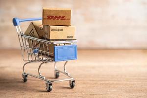 Bangkok, Thailand - september 26, 2022 boodschappen doen kar met dhl amazon uitdrukken inpakken doos, importeren exporteren online uitwisseling investering bedrijf. foto