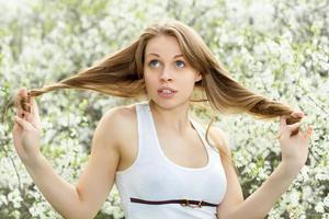 blond spelen met haar haar- foto