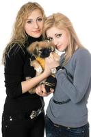 twee mooi jong Dames met pekingese foto