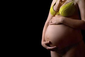 buik van een zwanger meisje. geïsoleerd foto