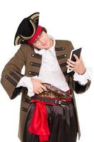 jong Mens in piraat kostuum foto