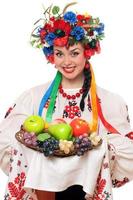 jong vrouw in de oekraïens nationaal kleren foto