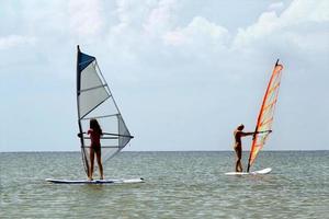 twee meisjes windsurfers foto