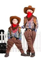 twee jongens in cowboy kostuums foto