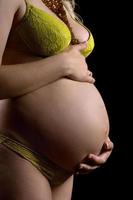 buik van een zwanger jong vrouw. geïsoleerd foto