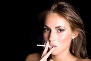 portret van de mooi jong vrouw met een sigaret 3 foto