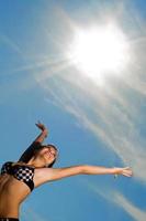 jonge vrouw op het strand foto