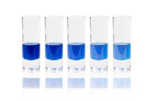 zes bril met blauw vloeistof foto