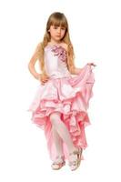weinig meisje in een chique roze jurk foto